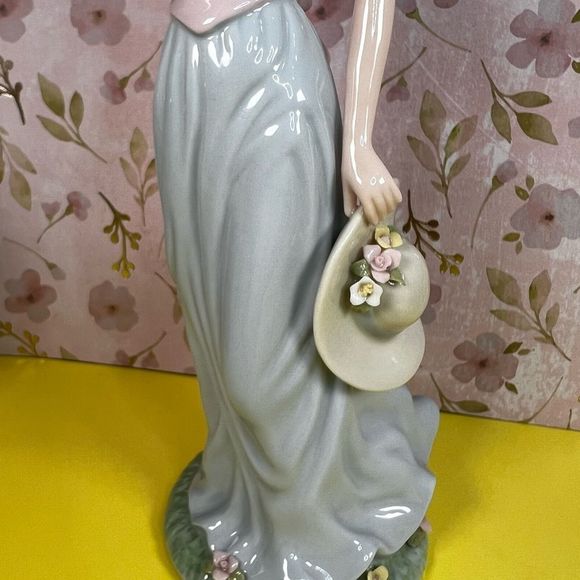 Avon Kathleen”A SPRING STROLL” Beauty Porcelain Figurine Moments & Memories 2002 - Picture 3 of 14